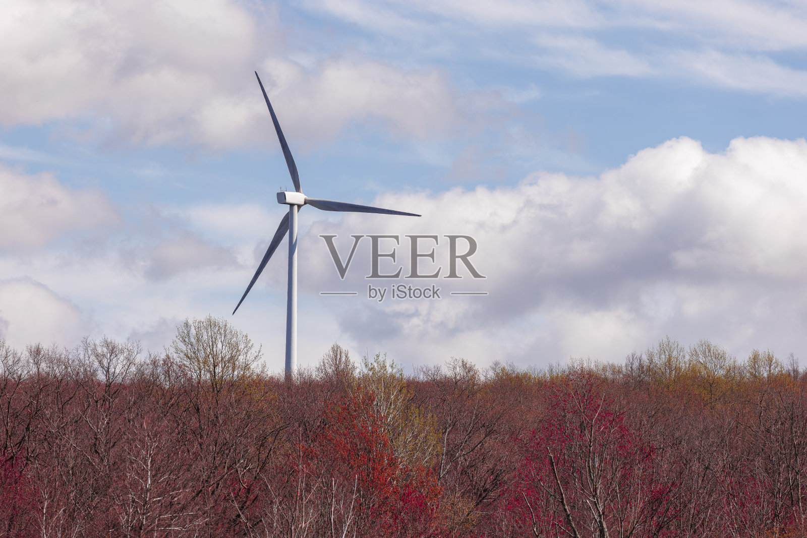 宾夕法尼亚州的风力发电场在阳光明媚的日子里在阿巴拉契亚山脉发电照片摄影图片