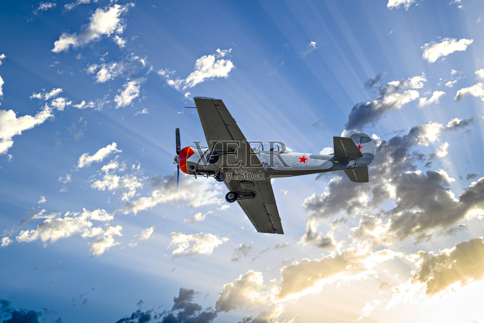 飞行特技飞机(aerodyne)，在蓝天白云下飞行。照片摄影图片