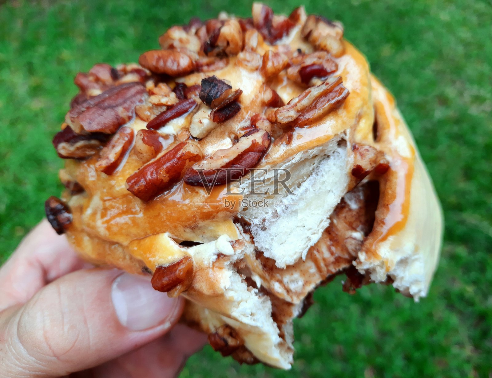 吃肉桂卷零食。照片摄影图片