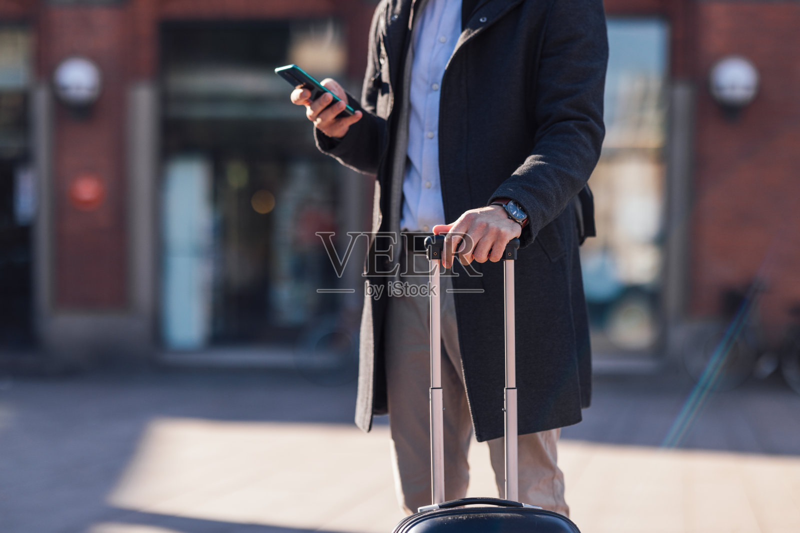 户外使用手机的男子双手特写照片照片摄影图片