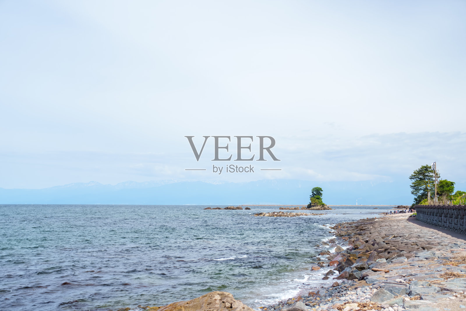 高冈雨晴海滩的漂浮巨石景观照片摄影图片