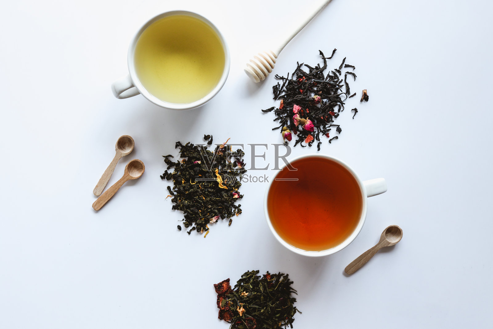 草药叶干茶和杯子与饮料，顶部视图在白色背景照片摄影图片