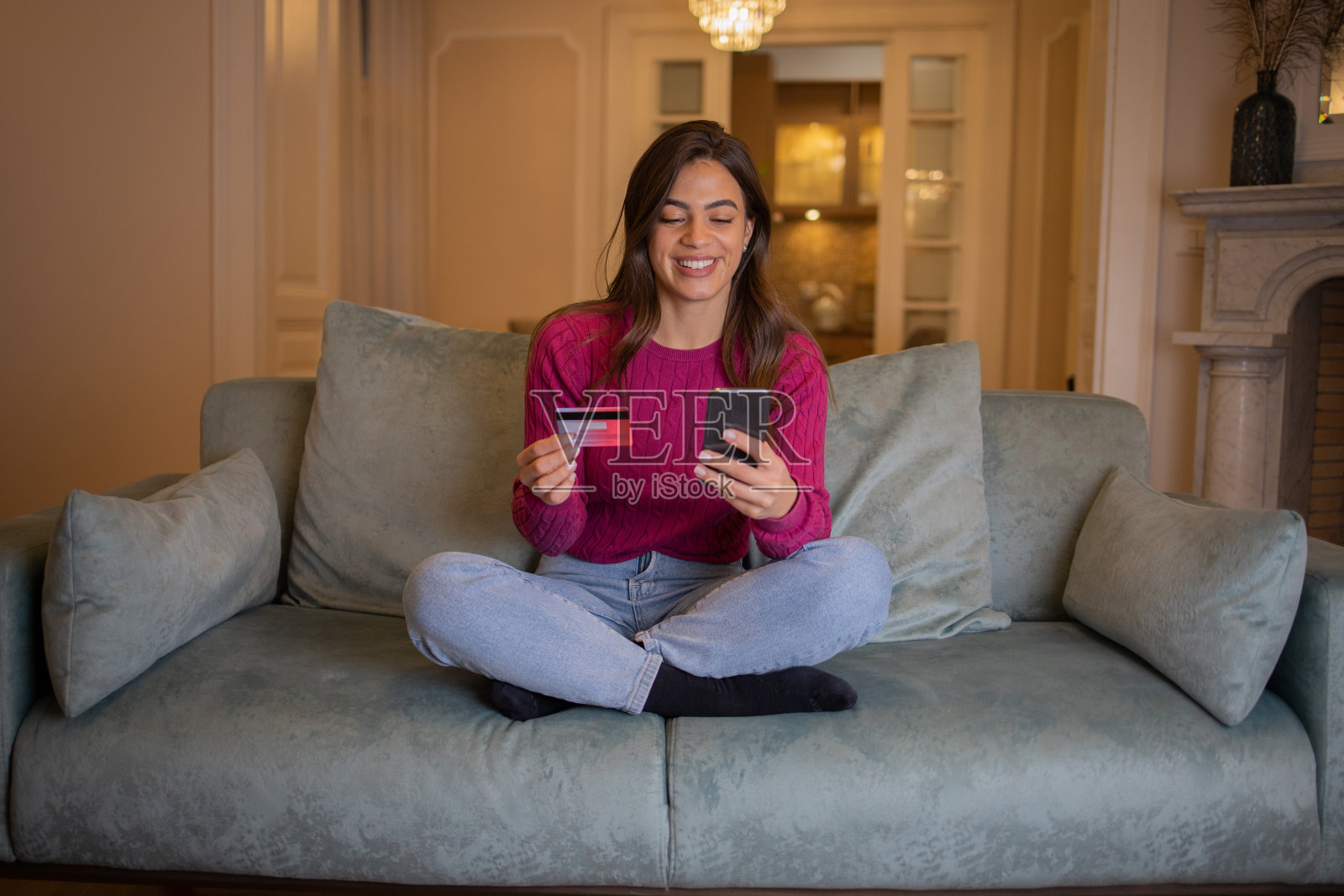 一个女人用信用卡在网上购物照片摄影图片