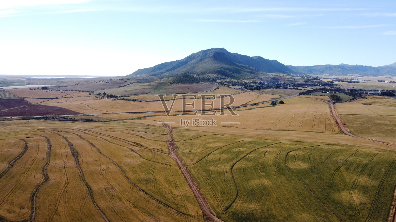 西开普省农村的农场、田野和山脉照片摄影图片