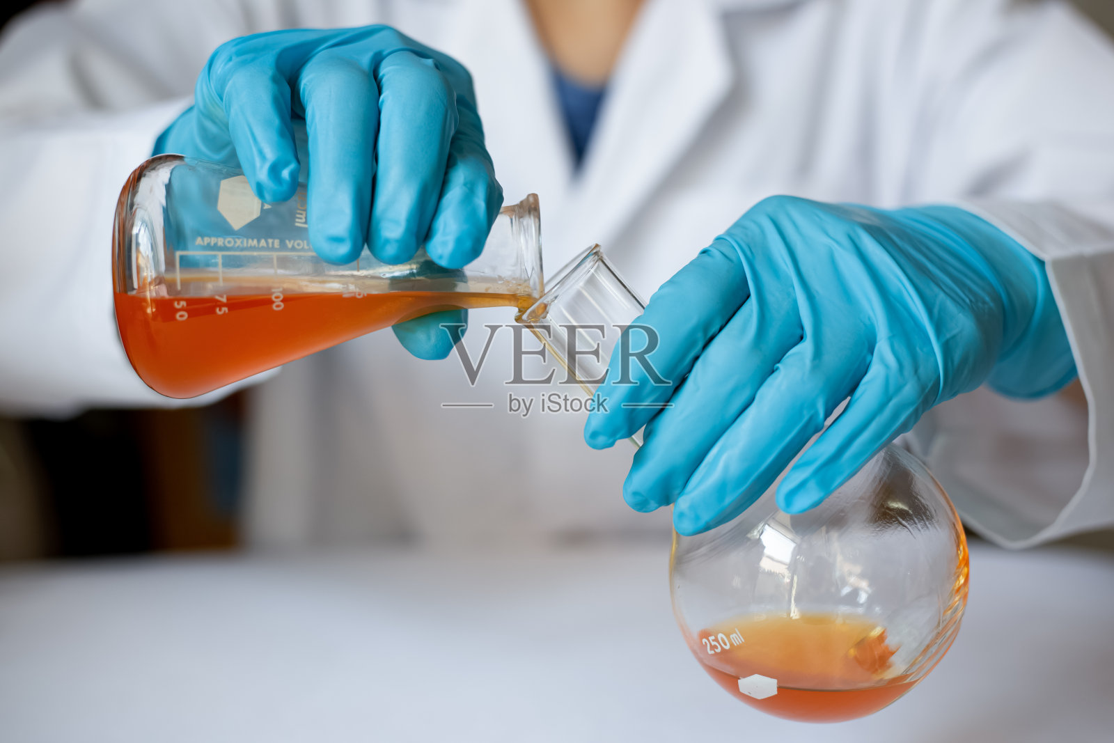 科学家为食品质量控制分析准备辣椒标本提取液的手特写。照片摄影图片