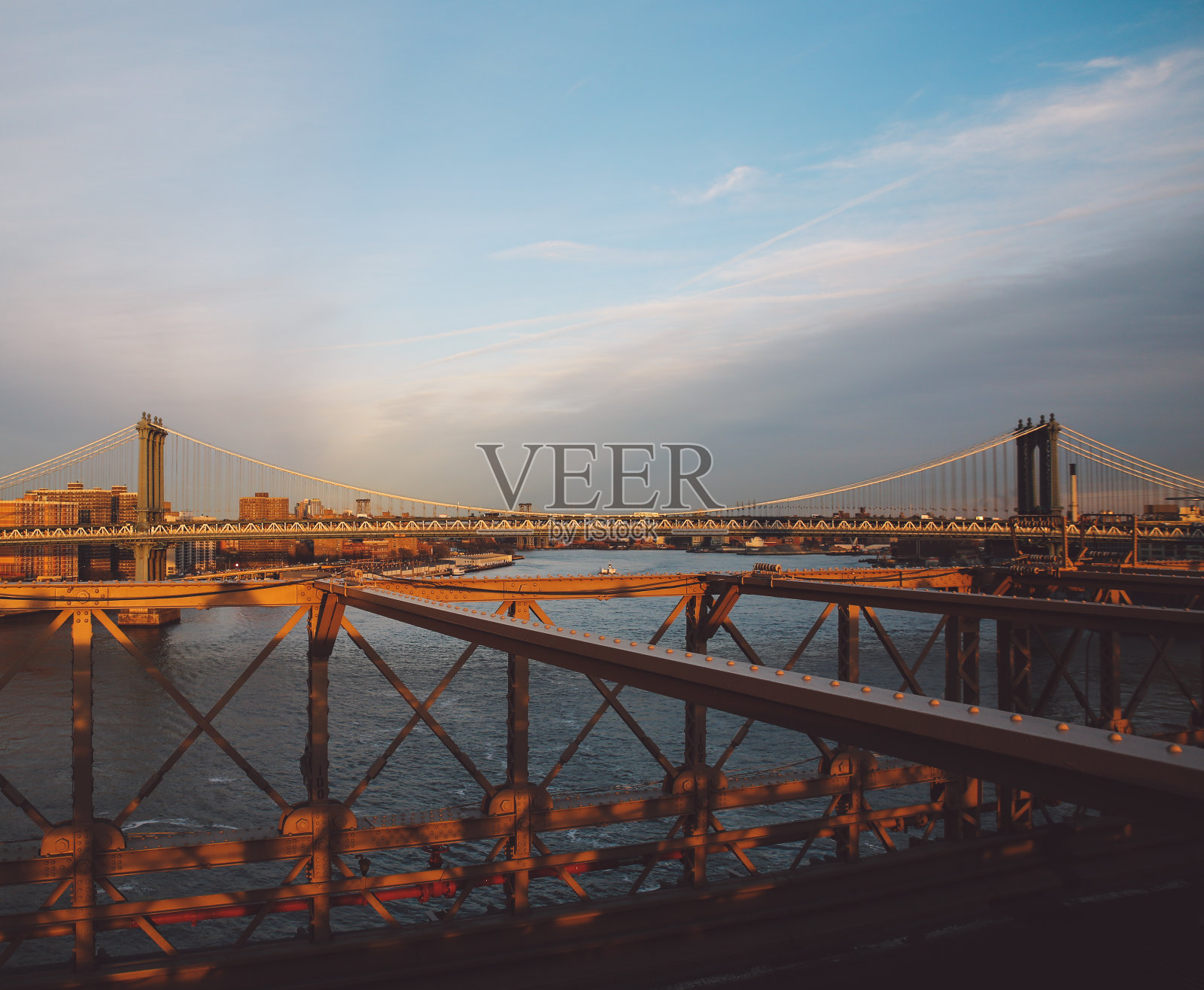 城市中的吊桥对着天空照片摄影图片