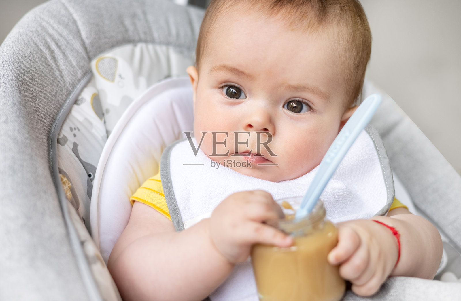 小男孩吃土豆泥照片摄影图片