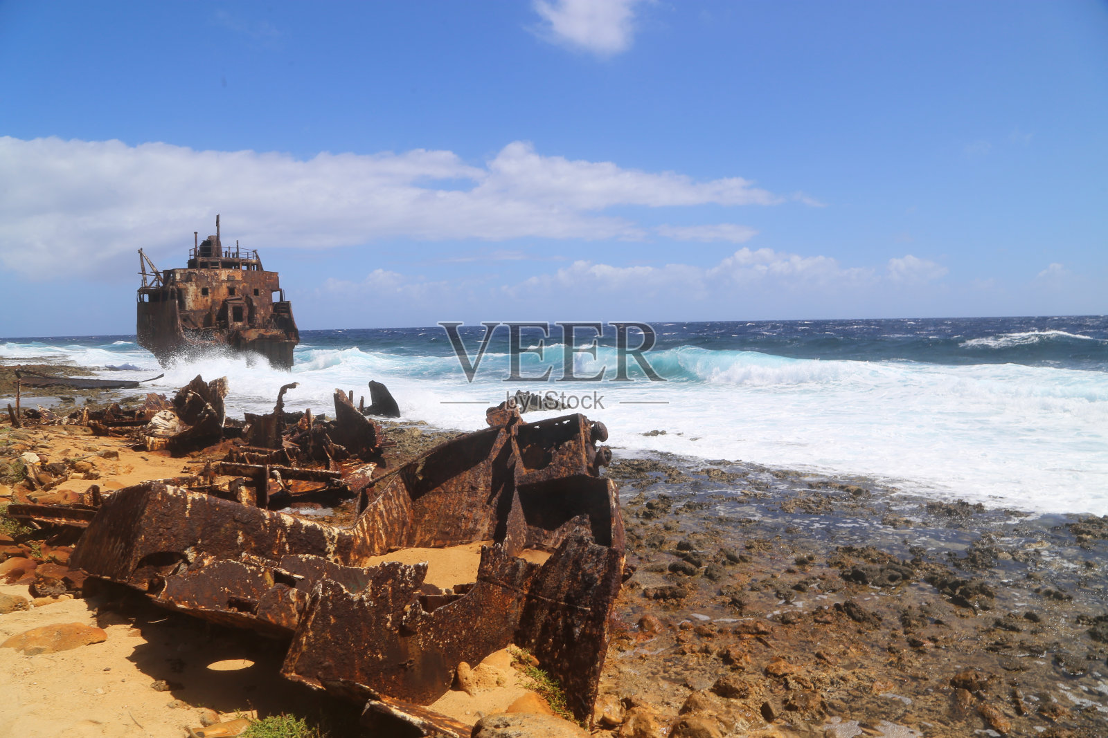 蓝天下的大海全景照片摄影图片
