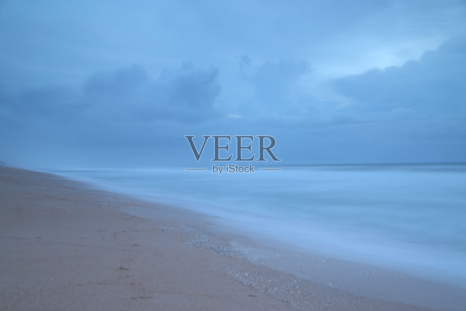 海滩对着天空的风景照片摄影图片