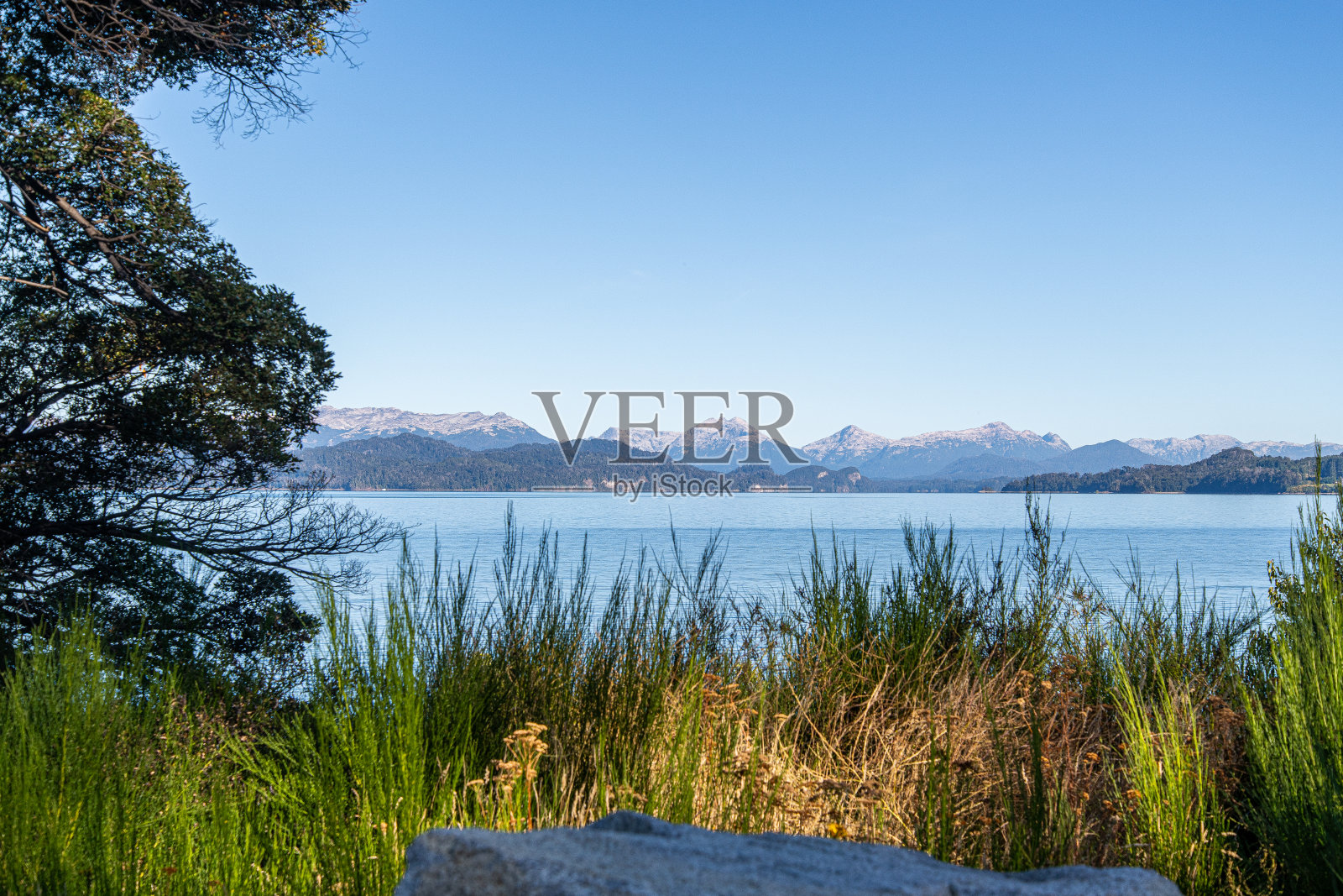 潜入纳韦尔华皮的宁静，那里的无边湖邀请沉思和复兴照片摄影图片