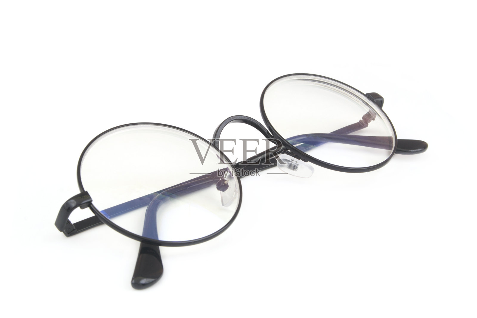 白色背景上的黑色眼镜照片摄影图片