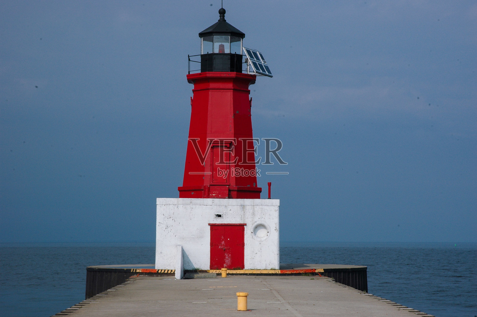 米诺米尼北码头灯塔站-俯瞰防波堤远摄照片摄影图片