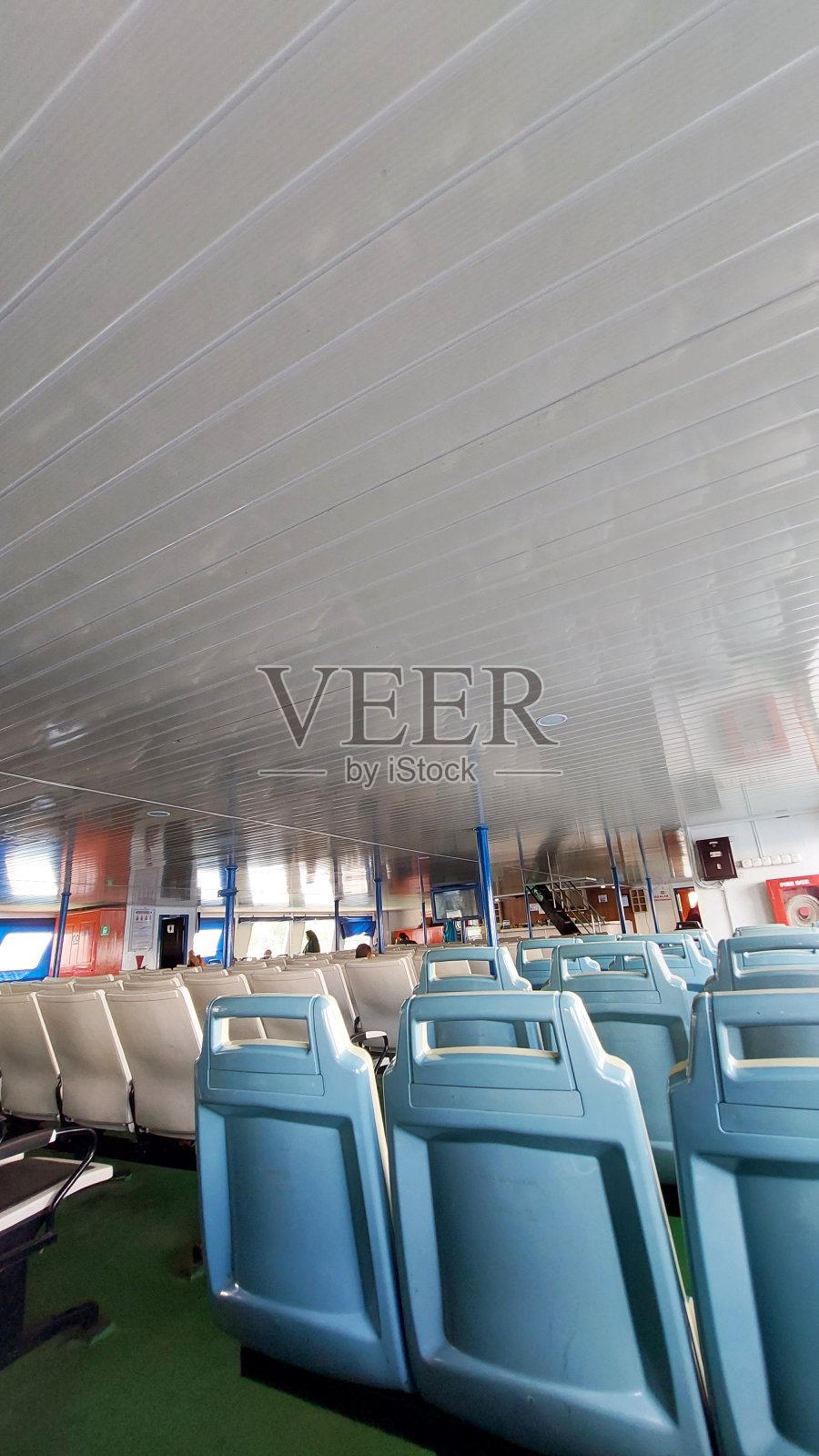 港口里一排排的客船座位照片摄影图片