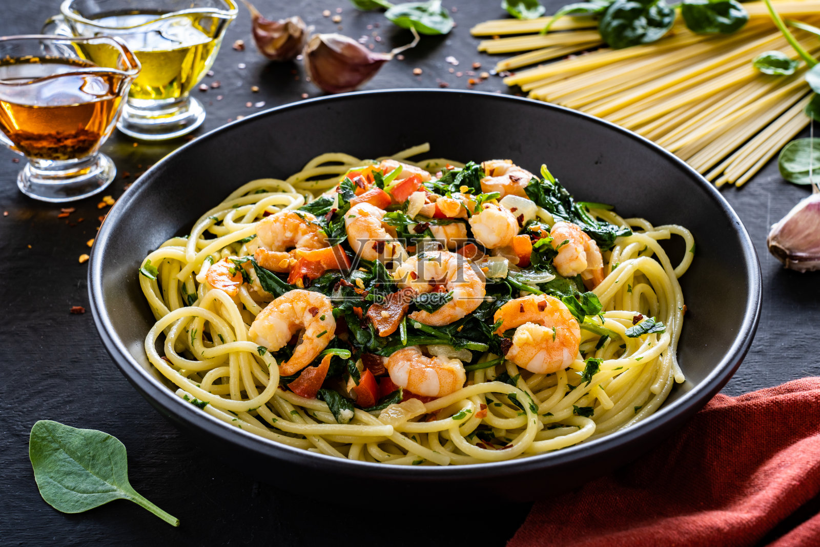 黑底虾炒蔬菜意大利面照片摄影图片