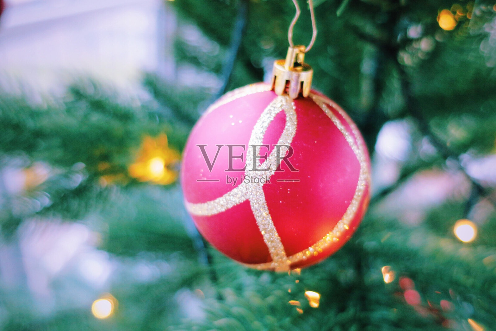 圣诞树上装饰物的特写照片摄影图片