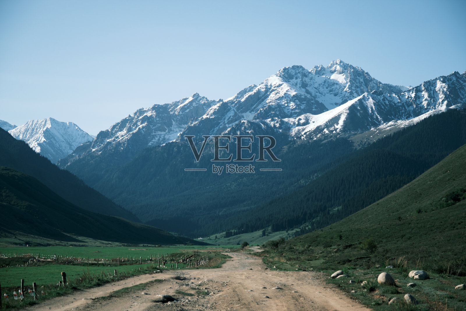 山谷宽阔，路观照片摄影图片