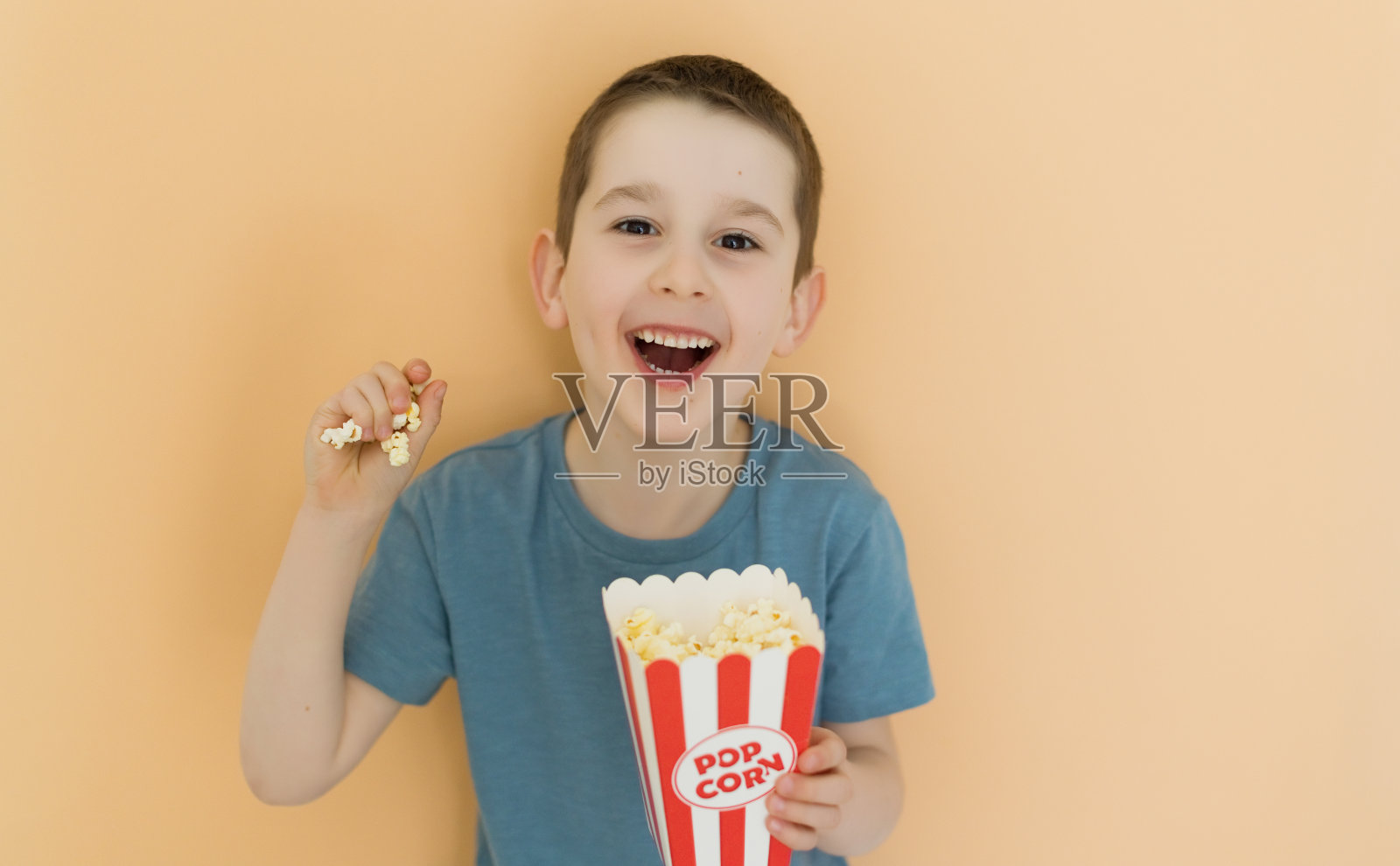 拿着爆米花复印空间的白人男孩照片摄影图片