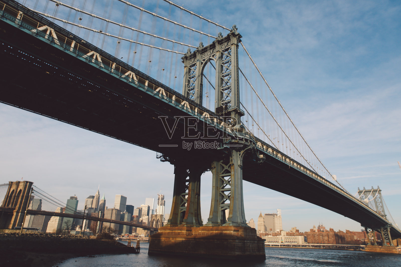 悬索桥对天空的低角度视图照片摄影图片