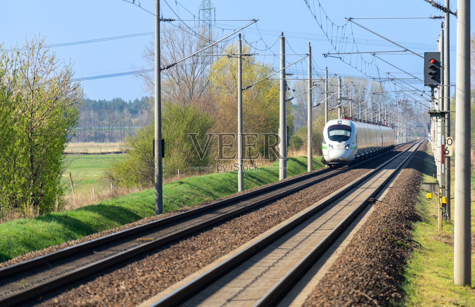 火车在乡间的铁轨上行驶照片摄影图片