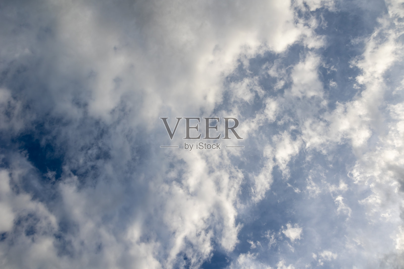 戏剧性的暴风雨云和雨后的天空照片摄影图片