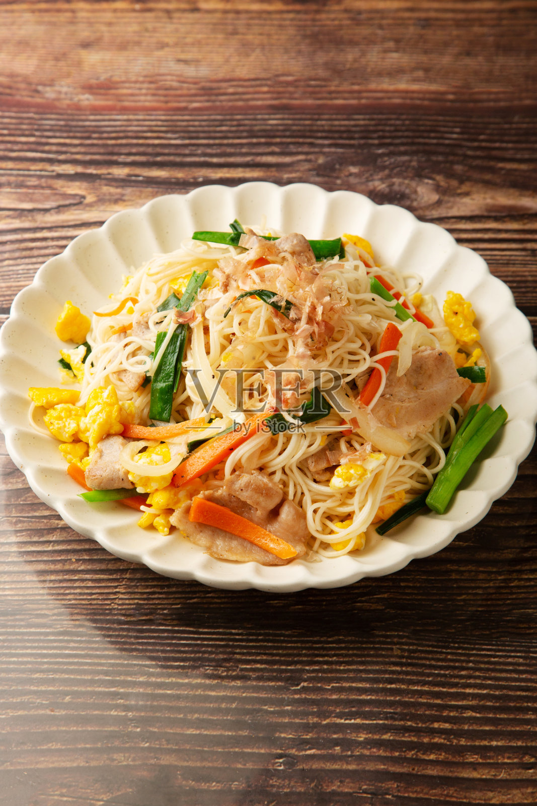 来点吃猪肉的烤肉照片摄影图片