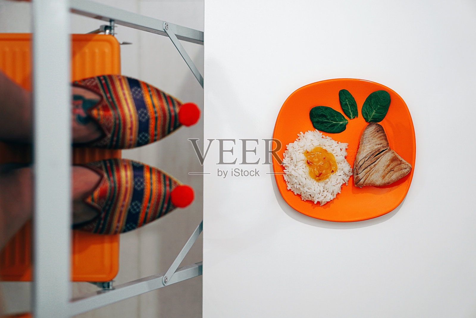 高角度观察盘子里的食物照片摄影图片