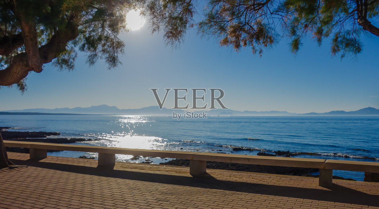 美丽的海景，湛蓝的天空照片摄影图片