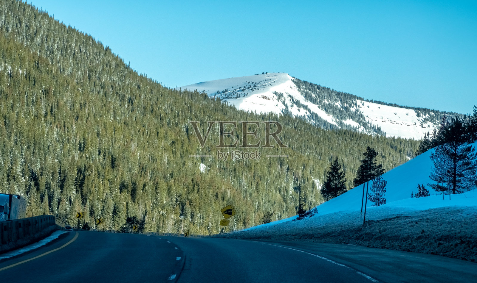 驾车穿越科罗拉多落基山脉和滑雪胜地山脉照片摄影图片