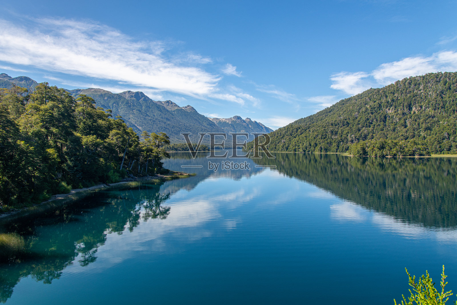 科伦托索湖(Lago Correntoso)是阿根廷一颗隐藏的宝石，清澈的海水和舒缓的水流让人着迷照片摄影图片