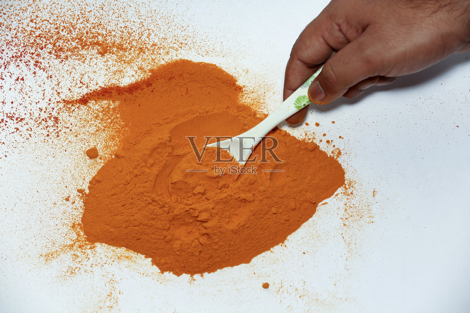人用勺子用手采摘姜黄粉照片摄影图片