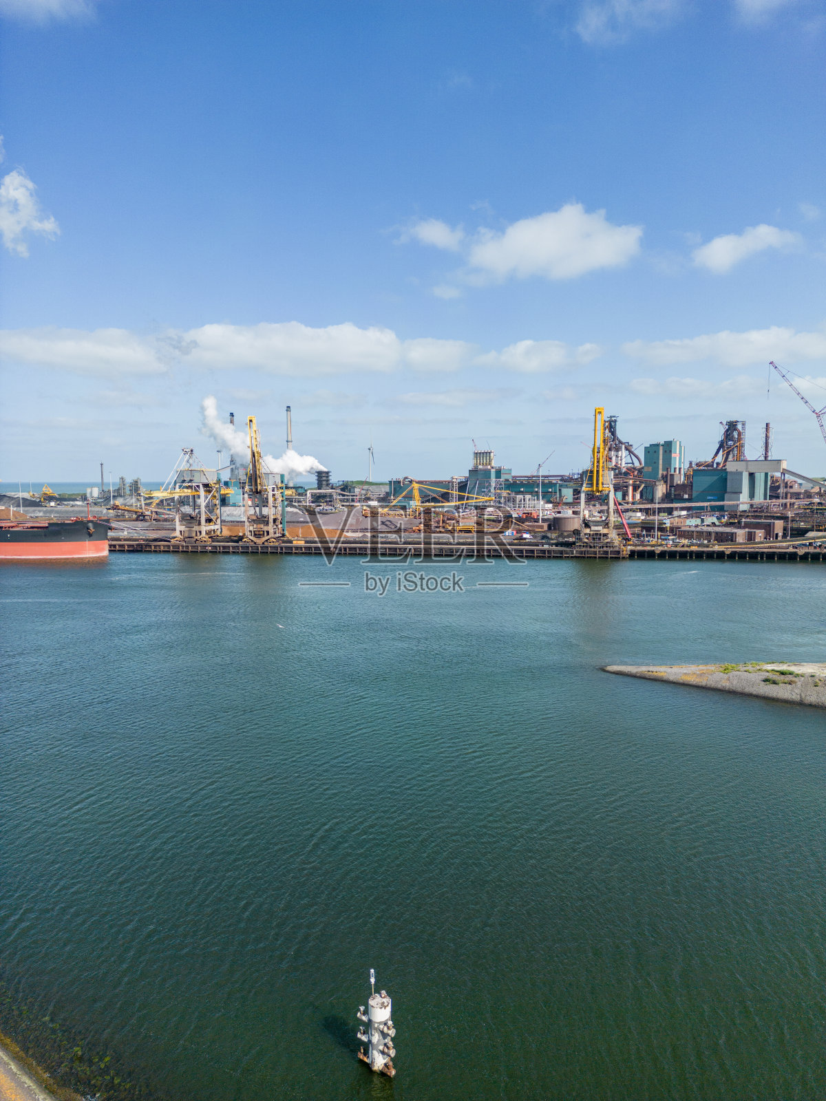IJmuiden港旁的钢厂。荷兰。照片摄影图片