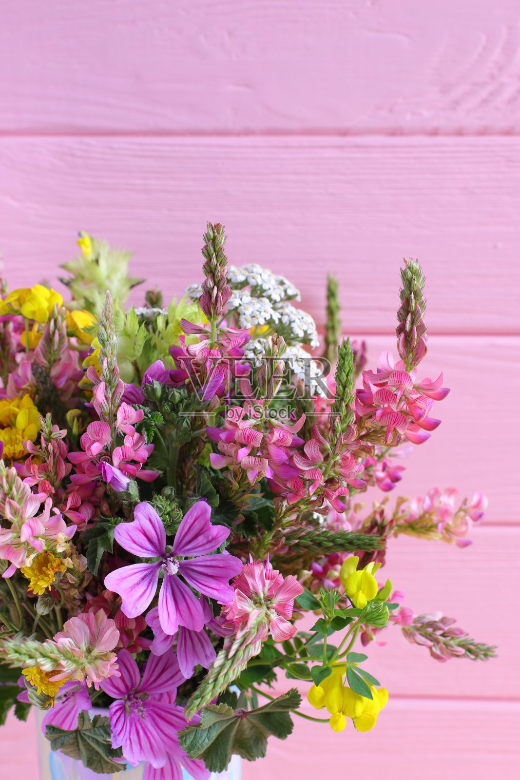 野外花束，木质背景，复制空间照片摄影图片