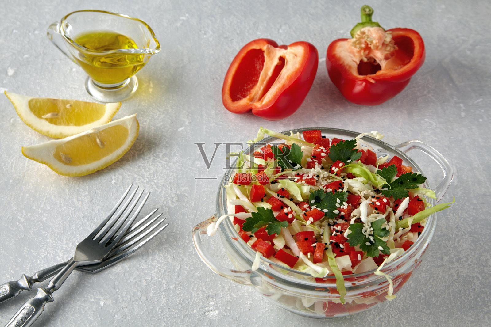 青菜，青椒，芝麻，淋上橄榄油和柠檬汁照片摄影图片