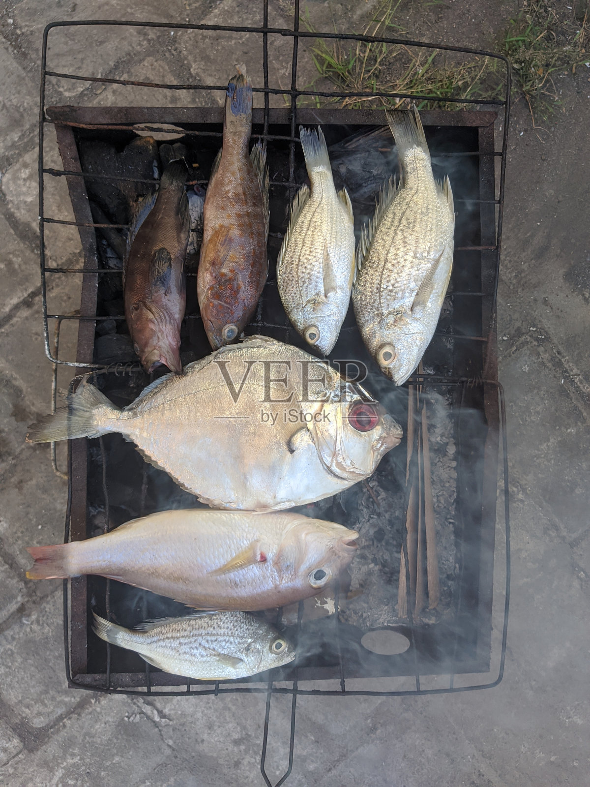 高角度的鱼烤在烤架上照片摄影图片