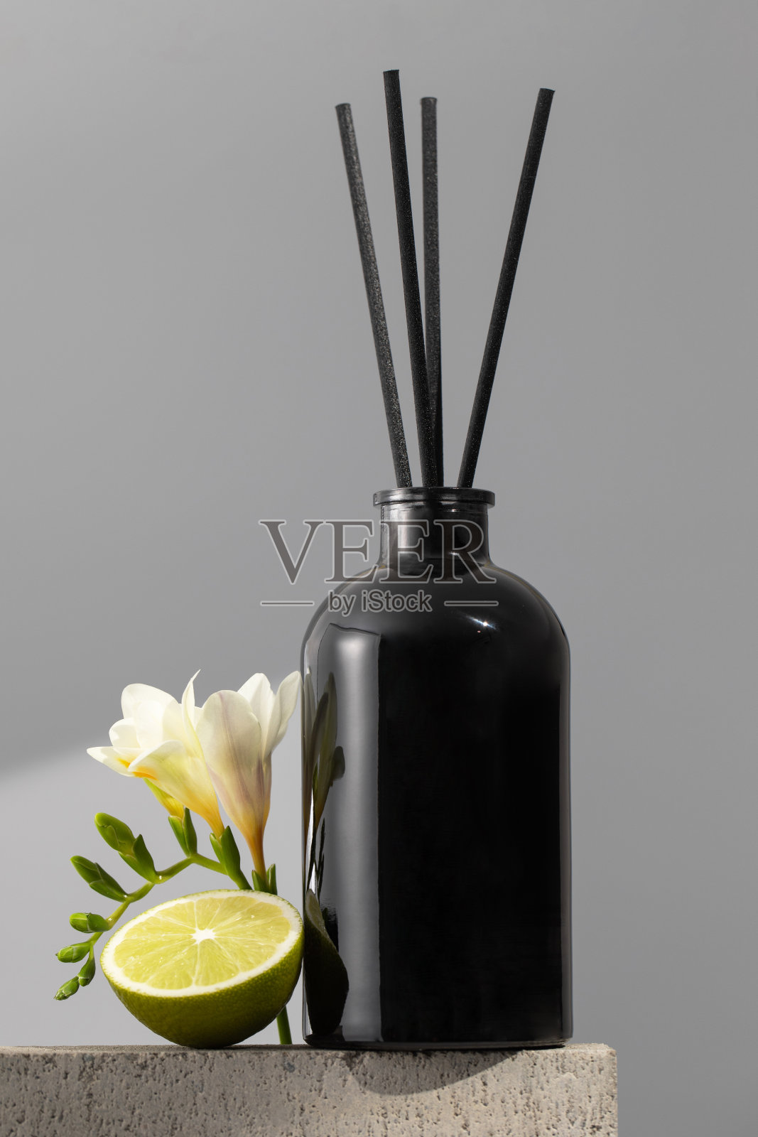 黑色玻璃弥漫着花和酸橙的香味。房间里的香水。照片摄影图片