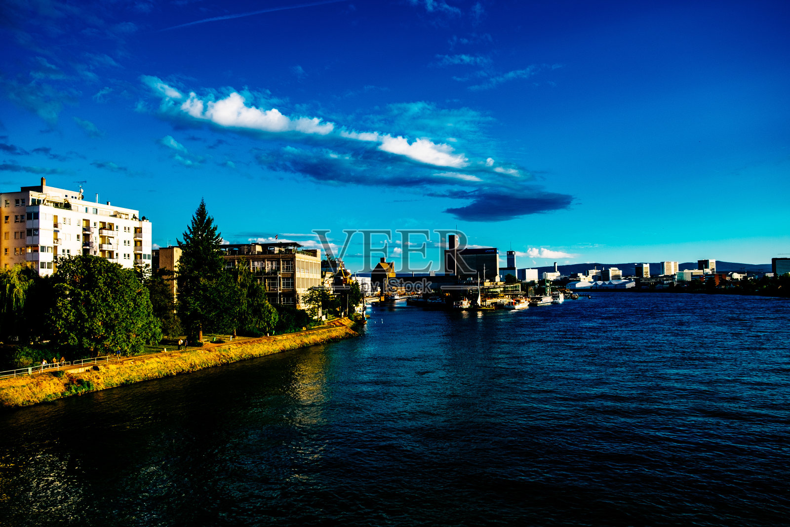 多云天空下的建筑照片摄影图片