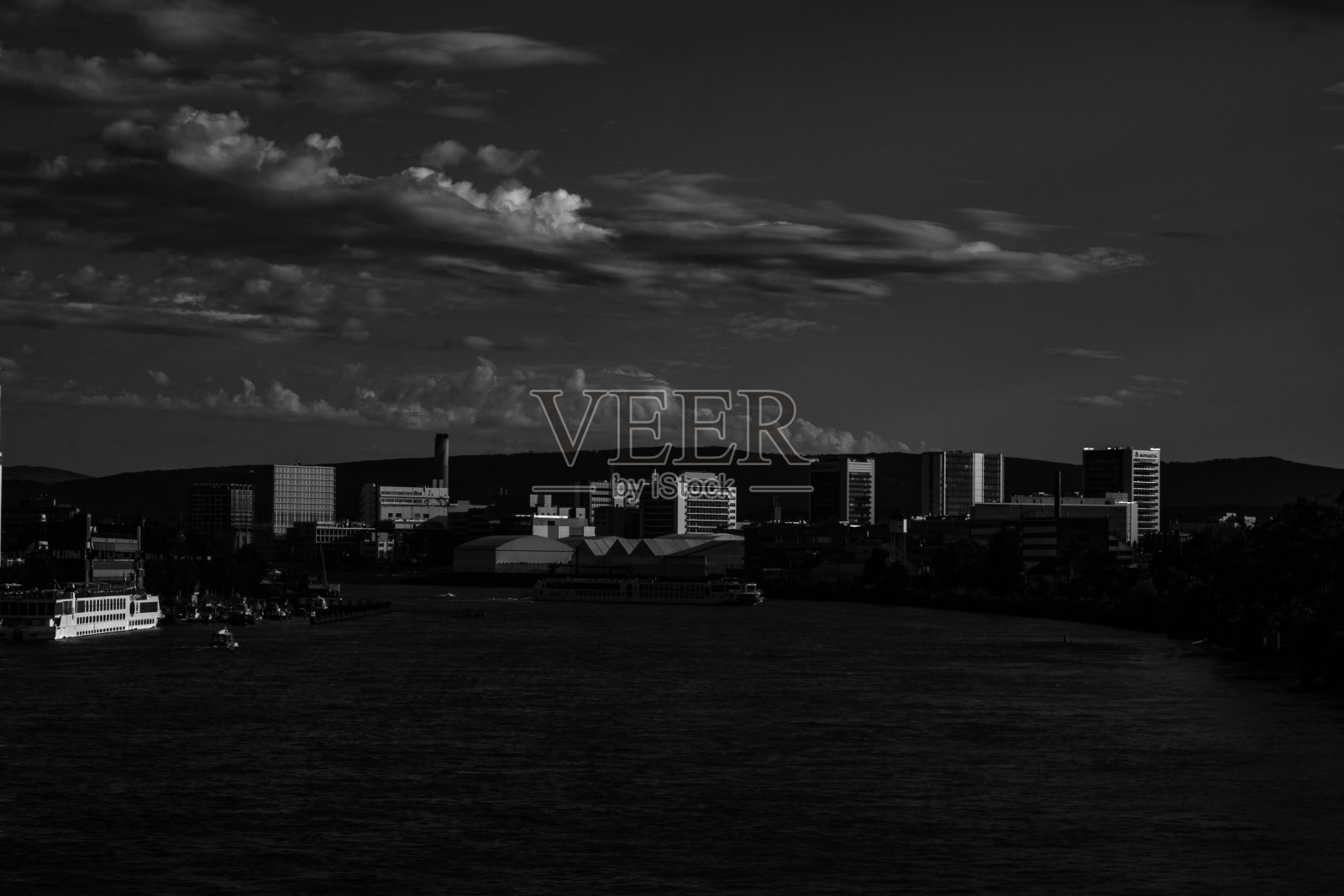 莱茵河在魏尔河畔，对着天空照片摄影图片