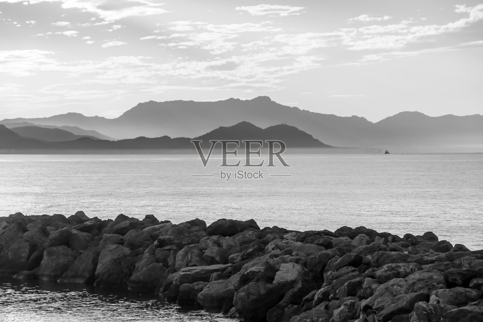 海和山对着天空的风景照片摄影图片