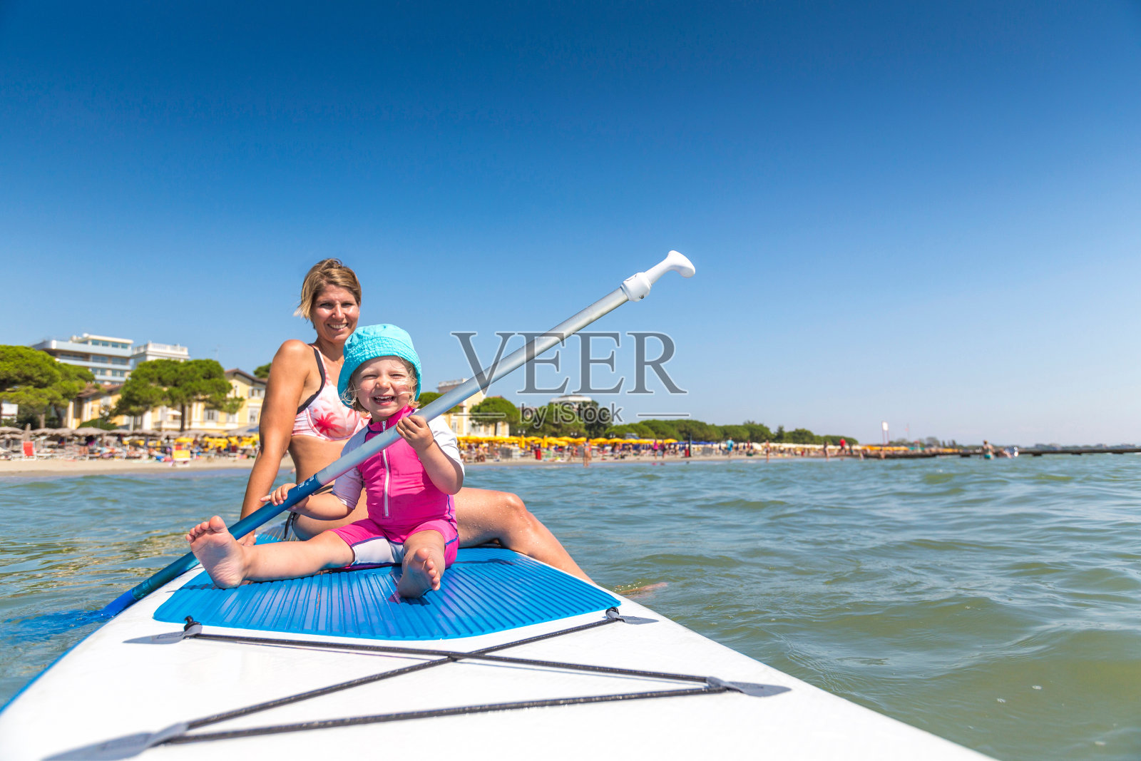 冲浪板上快乐的女人和女孩照片摄影图片