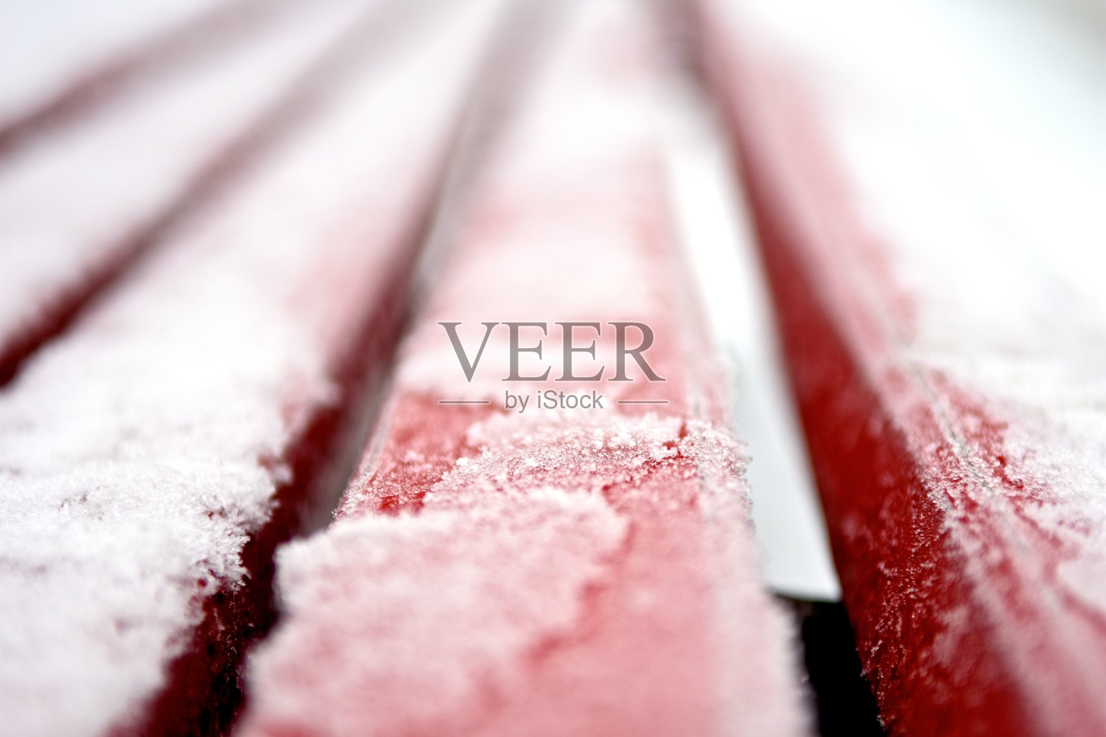 被冰覆盖的红色长凳特写照片摄影图片