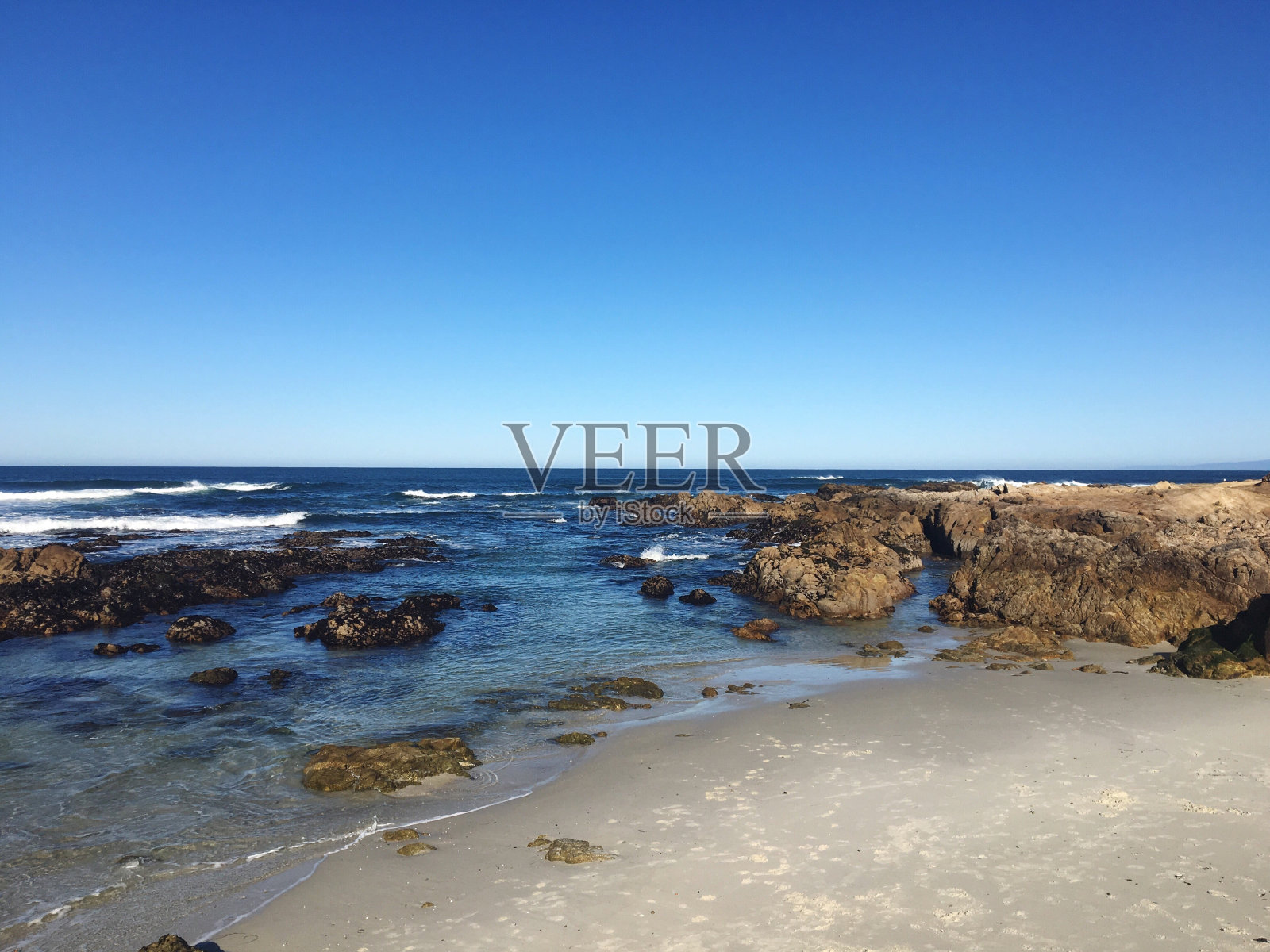 湛蓝天空下的海景照片摄影图片