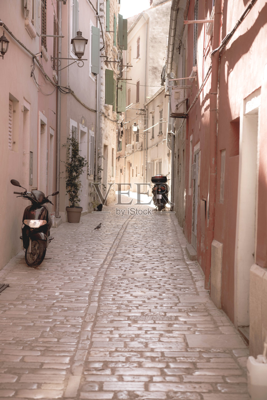 克罗地亚罗维尼的老石头铺成的街道照片摄影图片