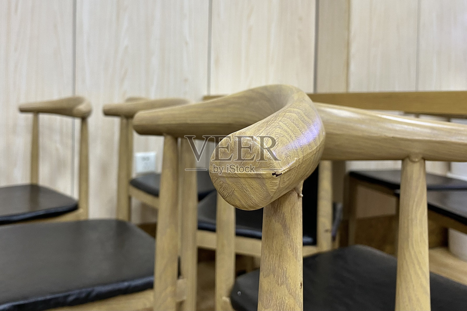 中式餐厅的木质凳摆放在一起照片摄影图片