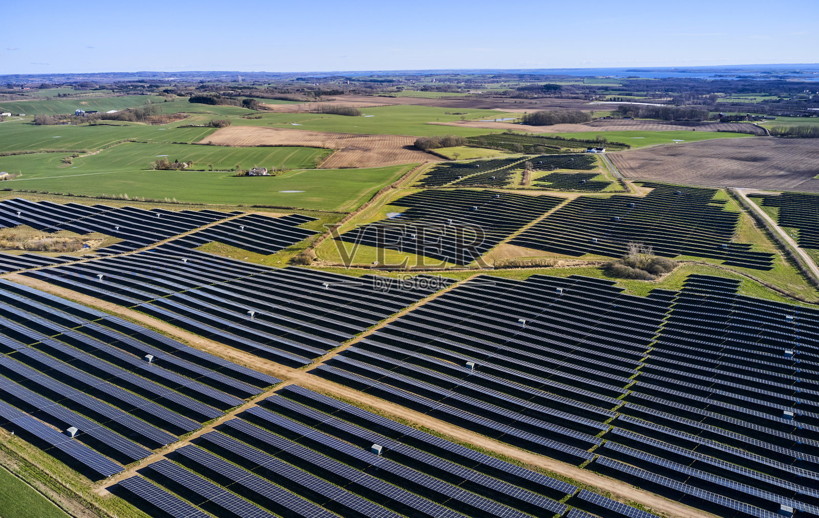 景观中的太阳能电池板鸟瞰图照片摄影图片