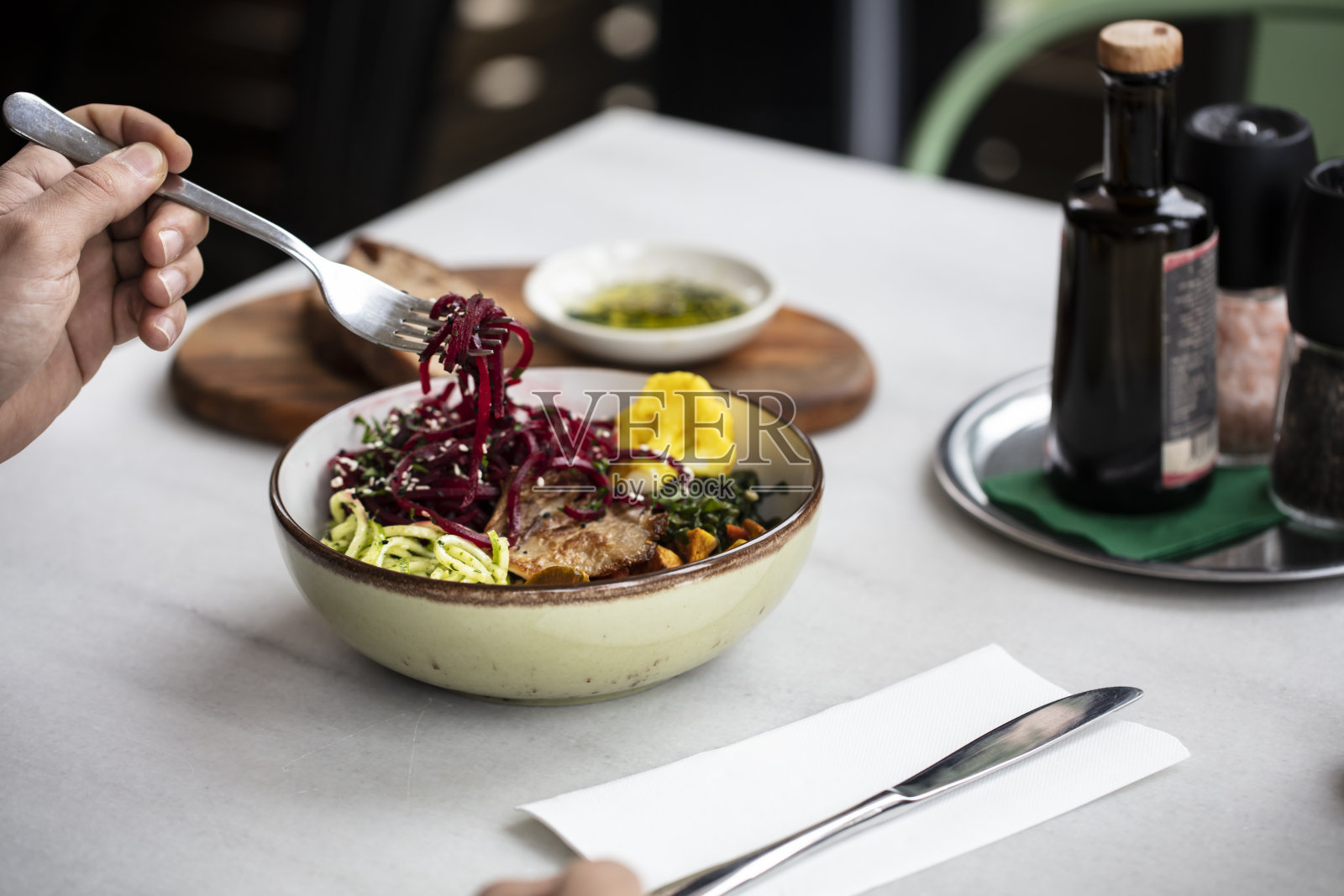 沙拉上桌了照片摄影图片