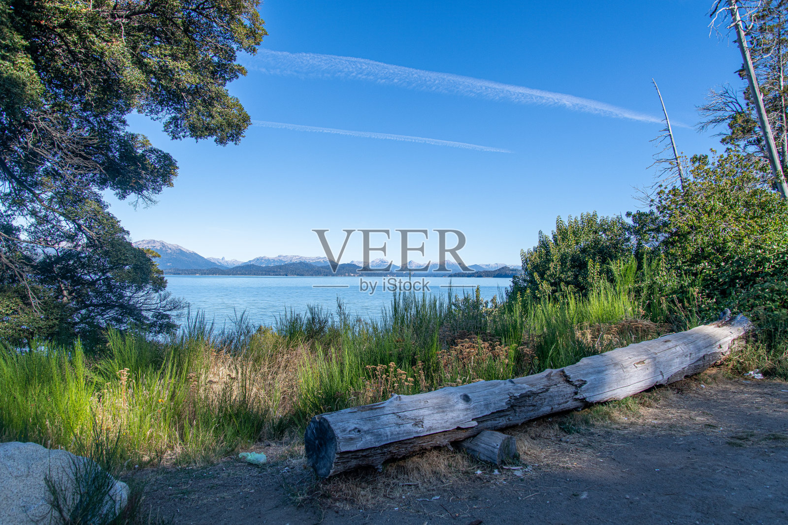 纳韦尔华皮，一个户外天堂，通过其风景如画的湖泊和周围的景观，揭示了一个冒险和自然奇观的世界照片摄影图片