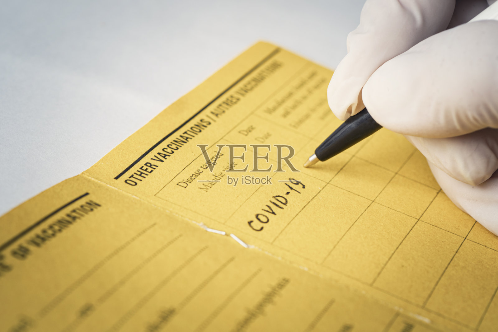 医生写COVID-19这个词是有疫苗的疾病的名称。，国际，证书，疫苗，疫苗，照片摄影图片