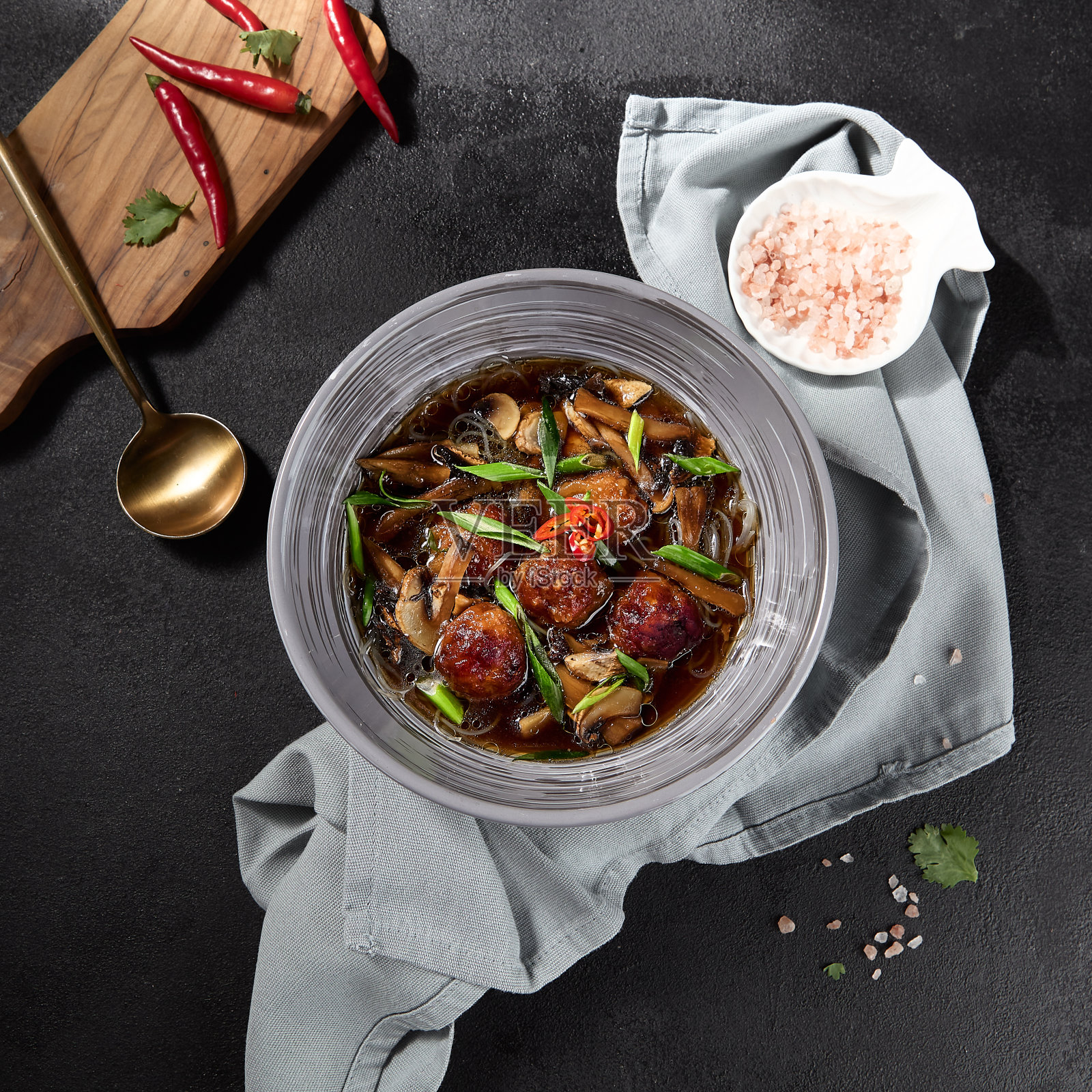 亚洲蘑菇肉丸汤俯视图，黑色背景照片摄影图片