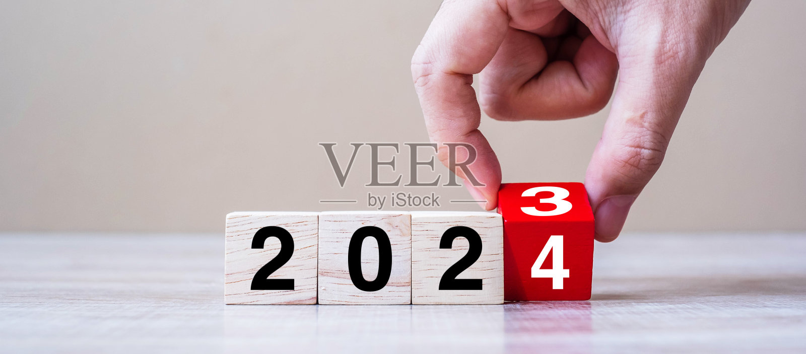 桌子上的2023到2024文本用手翻转。决心，策略，计划，目标，动机，重启，业务和新年假期的概念照片摄影图片