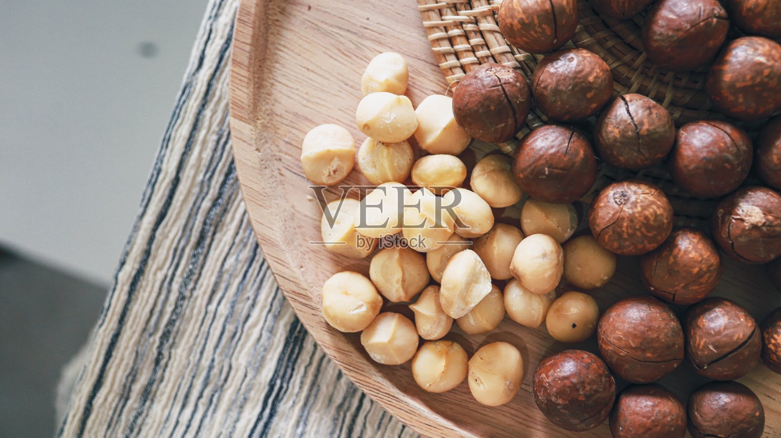 有机澳洲坚果。澳洲坚果被敲碎和烘烤，味道极其美味的超级食品新鲜的天然脱壳无盐生澳洲坚果和健康的食品概念照片摄影图片